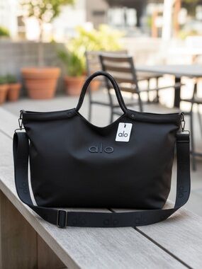 ALO Yoga | Bags | Alo Yoga Womens Cream White Foxy Sherpa Tote Bag